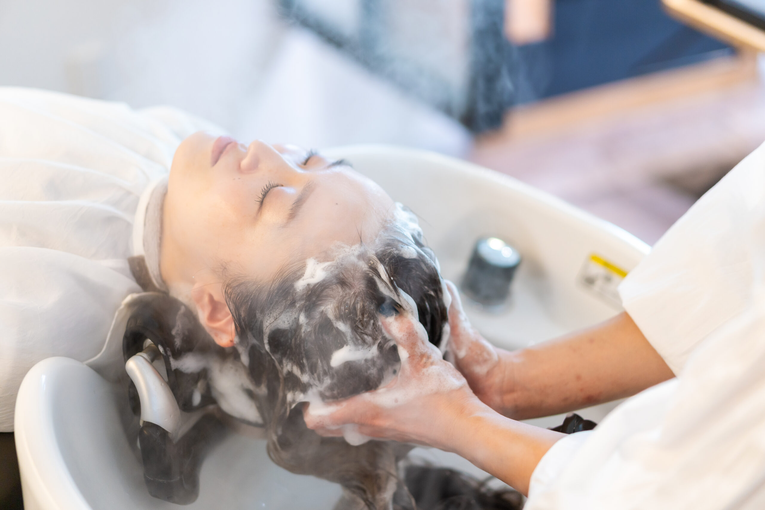 春の抜け毛が増える理由とは？今すぐ始めたい頭皮ケア